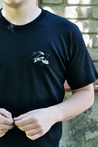 Biobavlněné unisex triko v černé barvě s potiskem majáku.