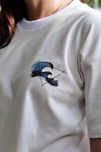 Biobavlněné unisex triko v bílé barvě s potiskem ryby.
