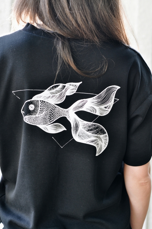 Biobavlněné unisex triko v černé barvě s potiskem ryby.