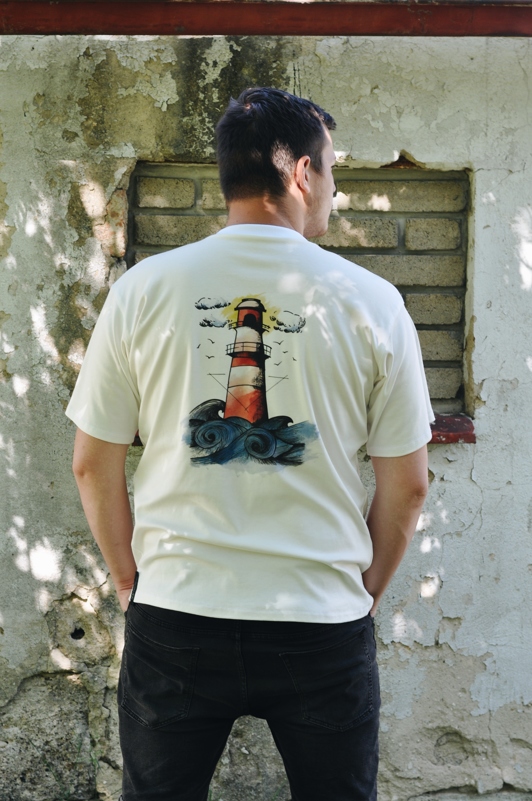 Biobavlněné unisex triko v bílé barvě s potiskem majáku.